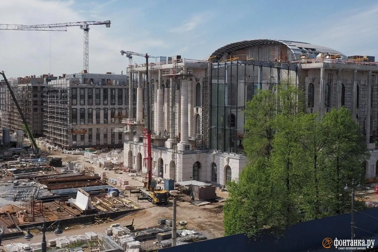 На Тучковом буяне в Санкт-Петербурге основные здания Судебного квартала — включая здание Верховного суда и Дворец танца — выполнены в основных объёмах. Стоимость контракта увеличена на 5,7 млрд рублей и составляет 62,541 млрд; работы запланированы до конца 2028 года.