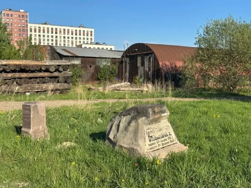 Суд в Санкт‑Петербурге предписал более 20 собственникам участков на Митрофаниевском кладбище в течение двух лет вывезти мусор, разобрать самовольные постройки и привести территорию в порядок. За невыполнение решения предусмотрены штрафы.