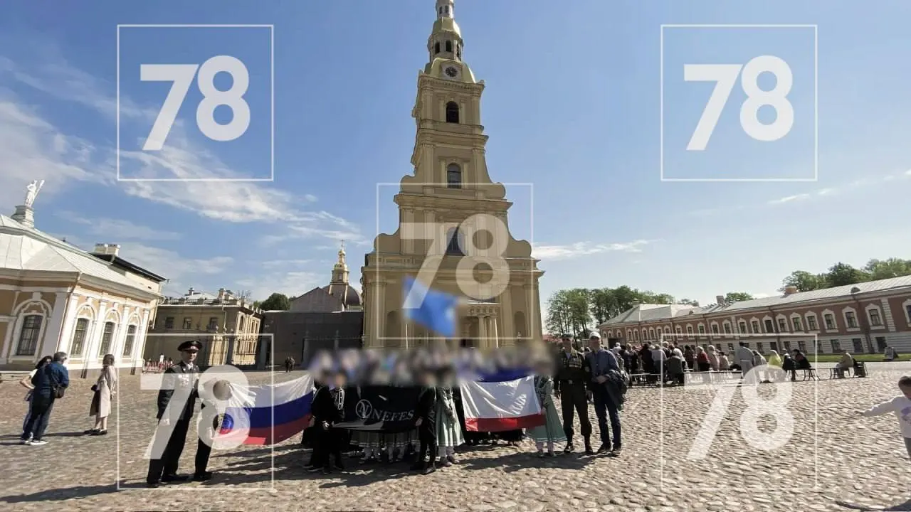 17 мая в Санкт‑Петербурге задержали руководителей крымско‑татарского ансамбля после фотографии с крымскотатарским флагом; им вменяют проведение несогласованного мероприятия.