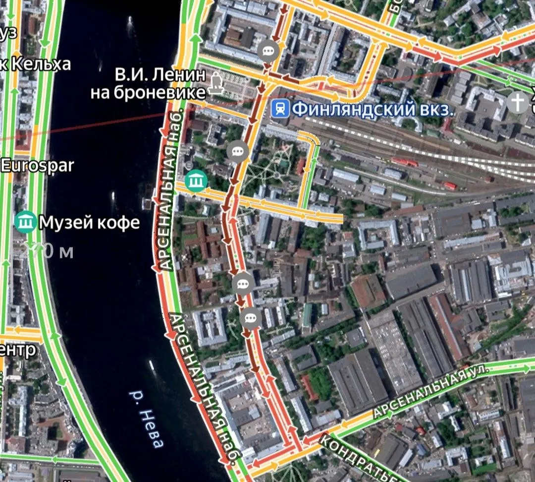 На&nbsp;улице Комсомола в&nbsp;Петербурге дерево рухнуло на&nbsp;дом&nbsp;и&nbsp;повредило провода