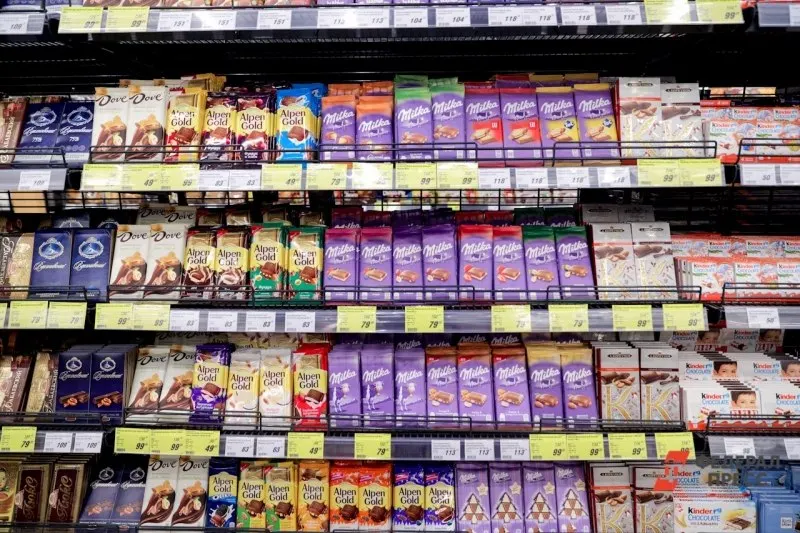 Суд обязал продуктовый магазин выплатить компенсацию жителю Вологды: в купленной по акции шоколадке с трюфельной начинкой нашли следы порчи и личинок. Сумму списали со счетов магазина в ходе исполнительного производства.