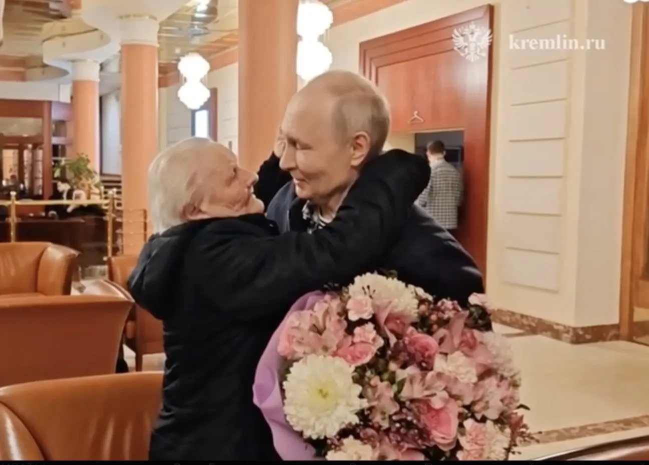 Президент встретился со своей первой учительницей: они тепло обнялись и обменялись поцелуями, педагог не скрывала слёз.