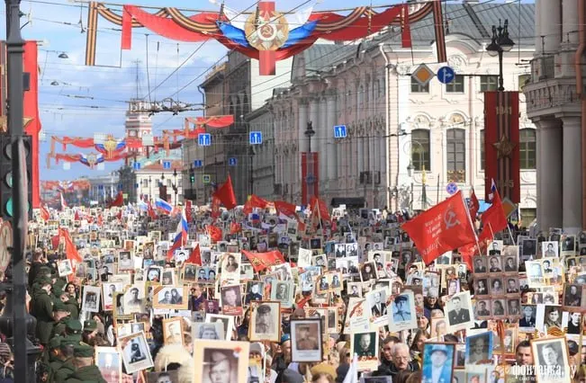 Власти Санкт-Петербурга запретили проносить напитки, еду, алкоголь и пауэрбанки на шествие «Бессмертный полк». В центре города ожидаются перекрытия, закрытие отдельных станций метро и возможные отключения мобильного интернета.