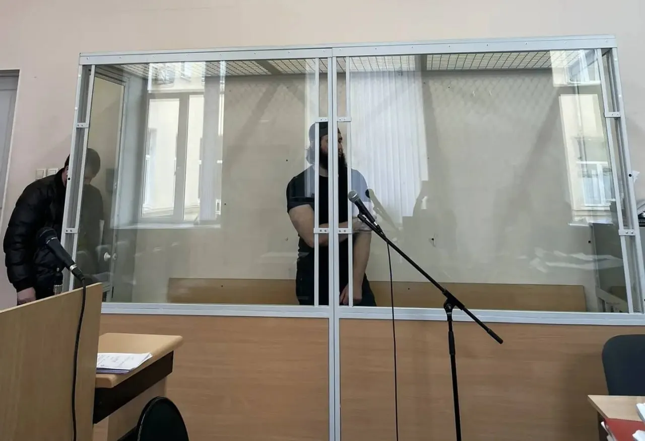 Октябрьский районный суд Петербурга избрал меру пресечения для мужчины, которому вменяют убийство и покушение на убийство при нападении 24 февраля 2006 года; в деле фигурируют свидетельские показания и результаты опознания.