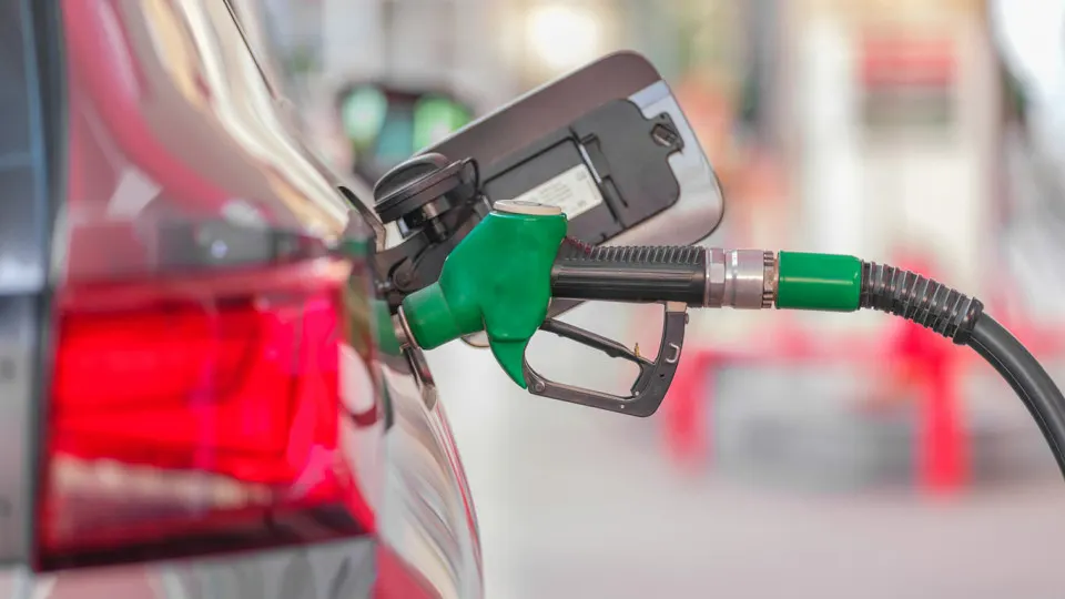 В нескольких регионах из‑за повреждений нефтеперерабатывающих заводов сообщили о сокращении поставок топлива: в Севастополе ввели талоны на дизель и ограничили отпуск бензина, в центральной части страны остановлена работа ряда крупных НПЗ.