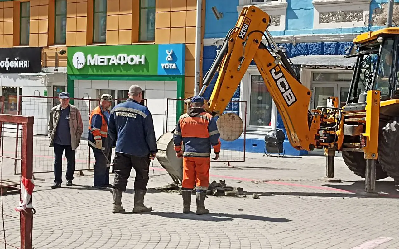 С 1 по 4 и с 9 по 11 мая в Санкт‑Петербурге дежурят 286 аварийных бригад — около 1 400 специалистов и 120 единиц техники ежедневно; подготовлены резервные мобильные генераторы и блочно‑модульные котельные.