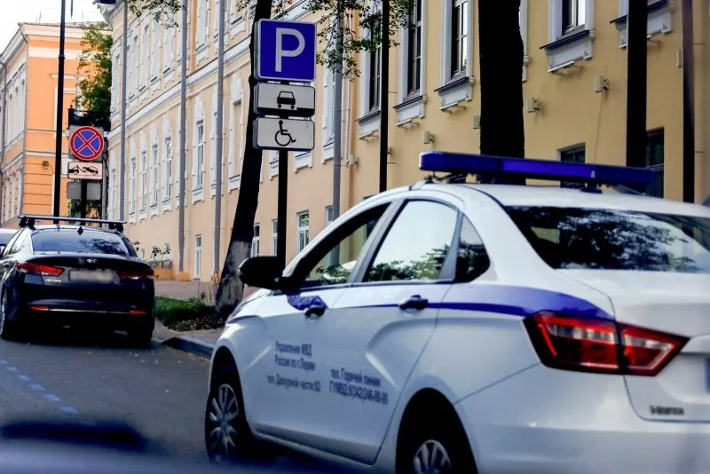 Правоохранители нашли использованные шприцы и порошкообразное вещество; предварительная версия — передозировка наркотиками. Следственный комитет возбудил уголовное дело, устанавливают личности погибших.