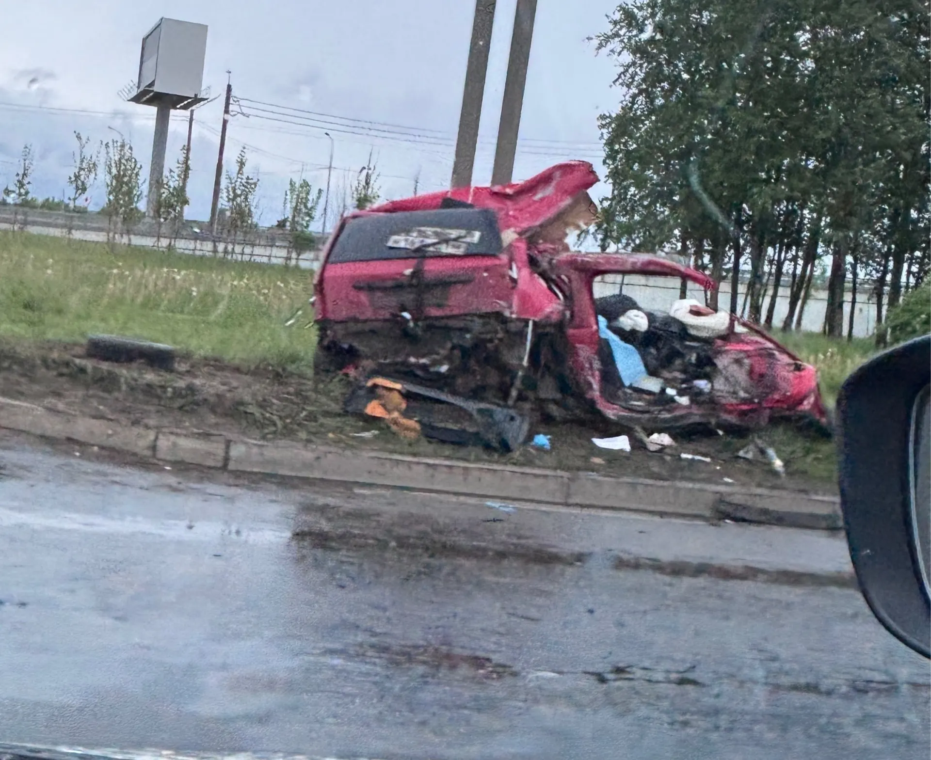 Фура врезалась в&nbsp;легковой автомобиль на&nbsp;Шафировском проспекте: легковушку придавило к&nbsp;столбу, есть погибший