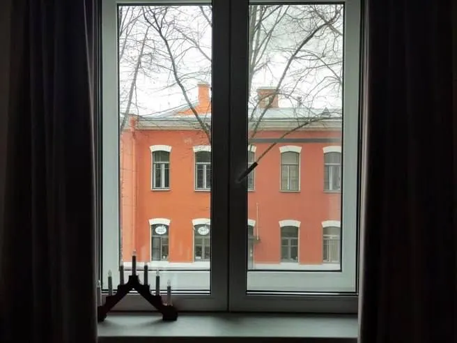 Народная артистка СССР утверждает, что была обманута при продаже жилья и потеряла более 9 млн рублей; покупательница говорит, что приобретала квартиру честно и рискует потерять кров, продавая единственное жильё и автомобиль. Спор продолжается в суде.