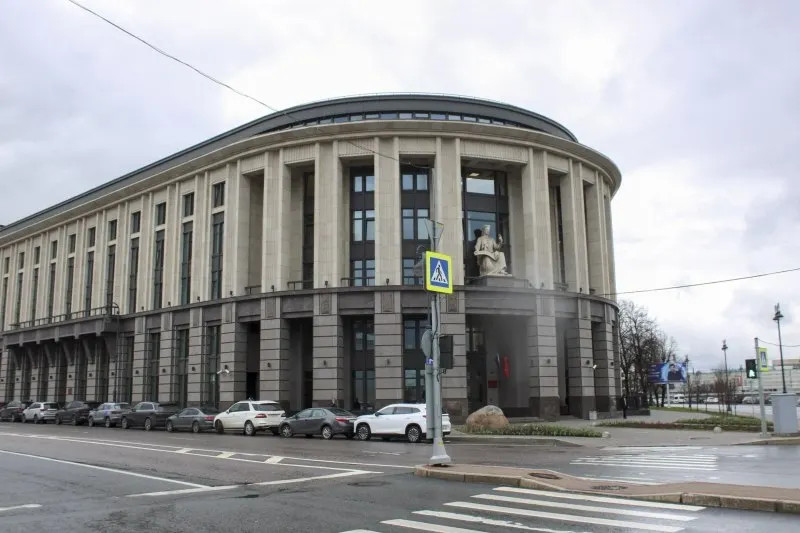Петроградский районный суд признал бывшего полицейского виновным в посредничестве при передаче крупной взятки. Ему назначено 8 лет строгого режима, крупный штраф, лишение звания и запрет работать в органах.
