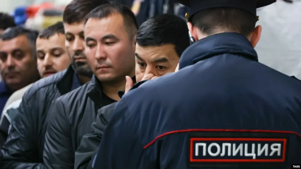 Проект расширяет основания для административного выдворения иностранцев и лиц без гражданства — от участия в несогласованных митингах и дискредитации ВС до призывов к санкциям и мелкого хулиганства; число таких правонарушений может вырасти до 58.