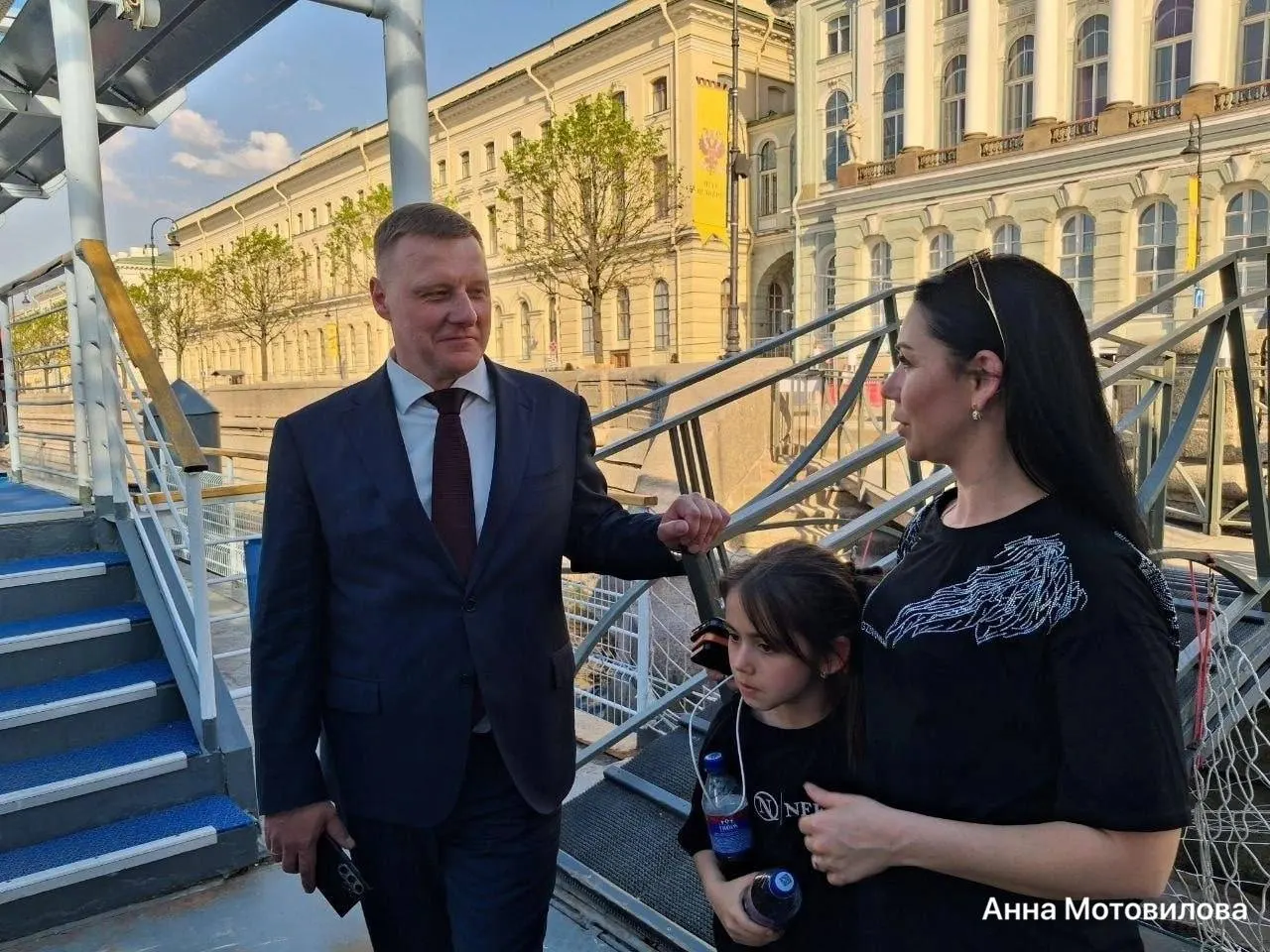 После выступления и прогулки в Петергоф коллектив «Нефес» посетили представители администрации Санкт‑Петербурга; инцидент с задержанием его руководителя объяснили недоразумением.