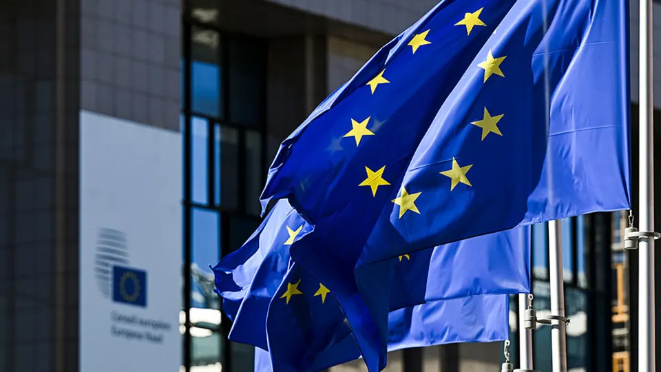 После смены руководства Венгрии лидеры ЕС обсуждают увеличение срока продления санкций с шести месяцев до года и подготовку дополнительных мер, включая ограничения против теневого флота и элементов военной промышленности.
