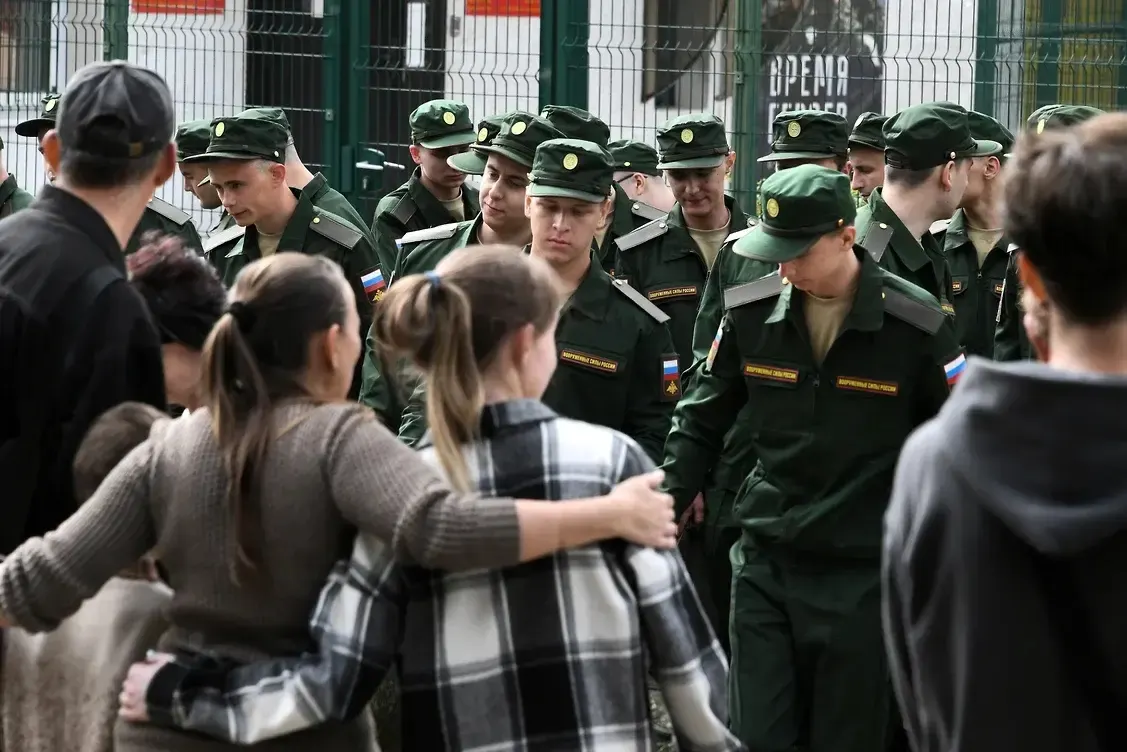 Инициативная группа из более 450 женщин заявляет, что поправки лишили их права на выплаты, если с погибшим не было общего несовершеннолетнего ребёнка; первый иск уже направлен в Верховный суд РФ.