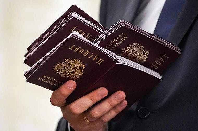 Фракция «Единая Россия» планирует внести поправки, которые позволят иностранцам с непогашенной судимостью получать разрешение на временное проживание, ВНЖ и гражданство, если их признали виновными за поддержку России или операции, проводимых страной, в зарубежных судах.