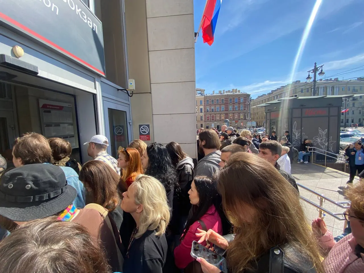 Пассажиры отмечают скопление людей у входа на Финляндский вокзал: чтобы пройти внутрь, требуется около 10 минут. Такое происходит на фоне запуска новых прямых рейсов до Выборга.