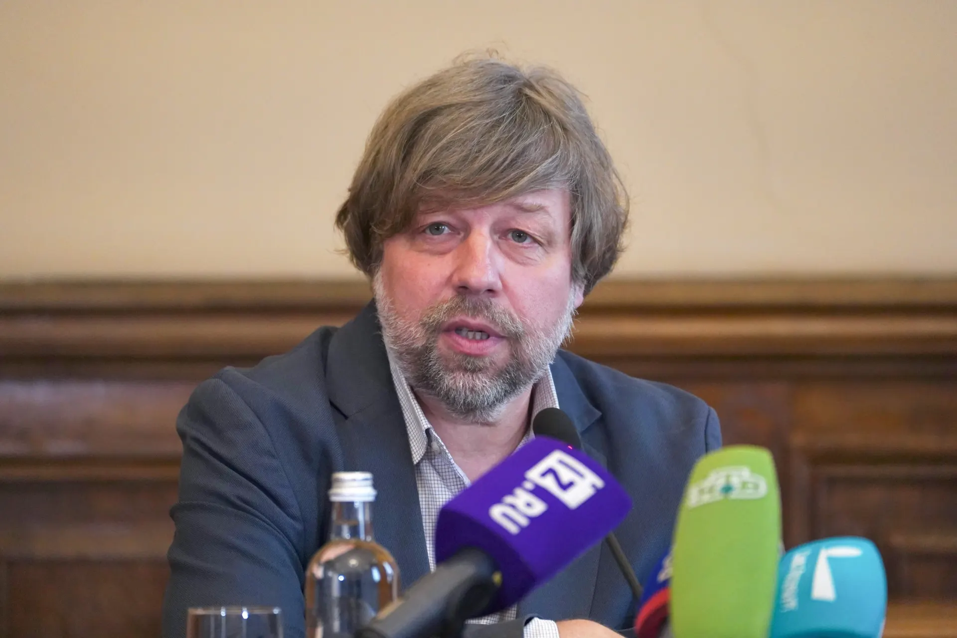 После обмена заключенными археолог Александр Бутягин провел совместную пресс‑конференцию с директором музея: они прокомментировали задержание, условия содержания и благодарили за проведенную операцию обмена.