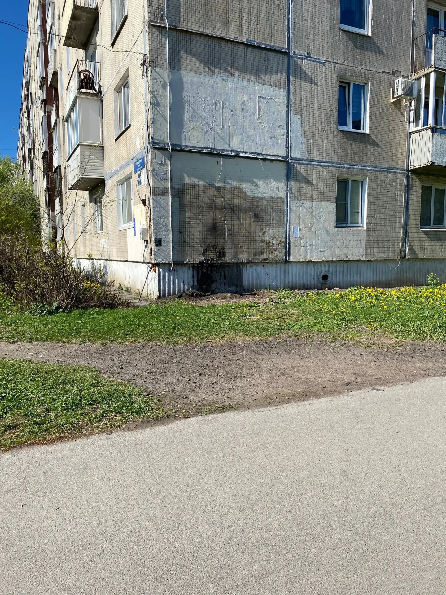На углу Будапештской и Олеко Дундича на месте бывшей мастерской появилась записка с рисунком и тёплыми словами в память о мастере, которого, по словам местных, не стало около года назад.