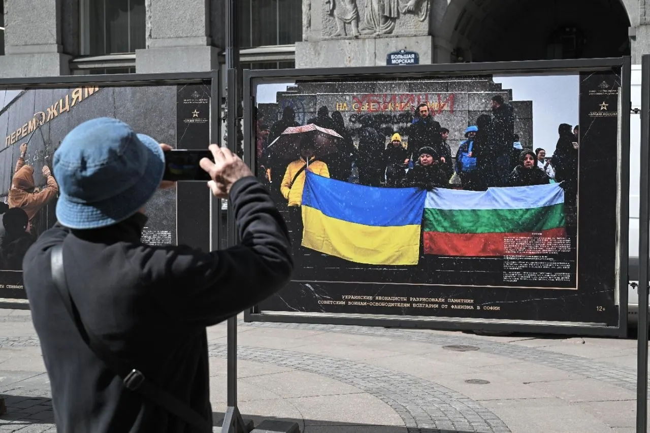 Экспозиция, показавшаяся не позднее 30 апреля, сочетает кадры европейских городов, встречающих советских солдат, и фотографии советских памятников, разрисованных красками.