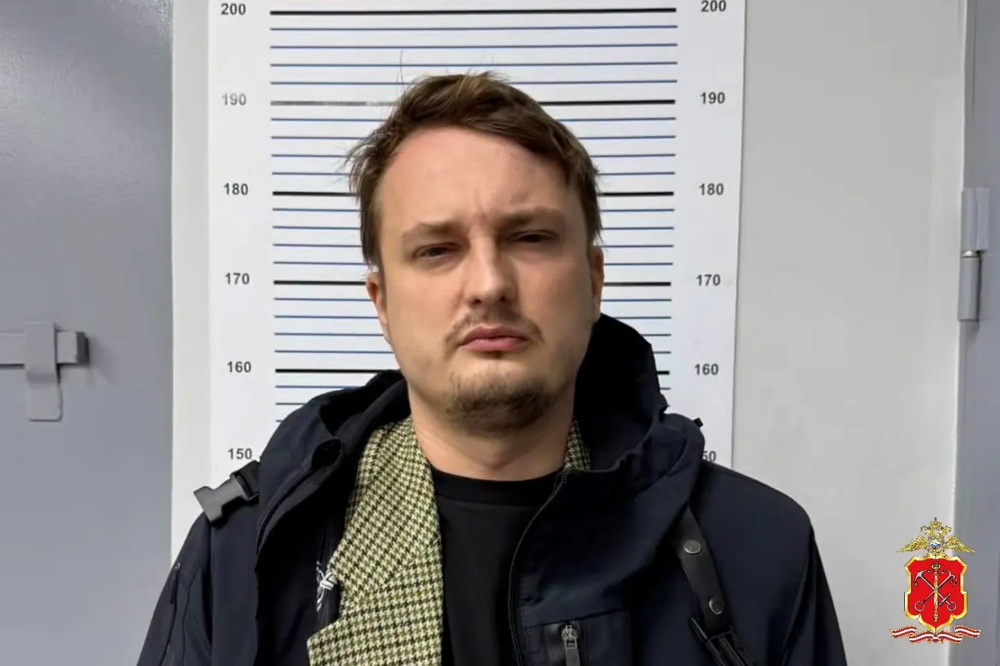 Прокуратура обвиняет 31‑летнего мужчину в покушении на убийство и умышленном поджоге мастерской: огонь вспыхнул в подвале, художник получил ожоги рук, соседи помогли потушить пожар.