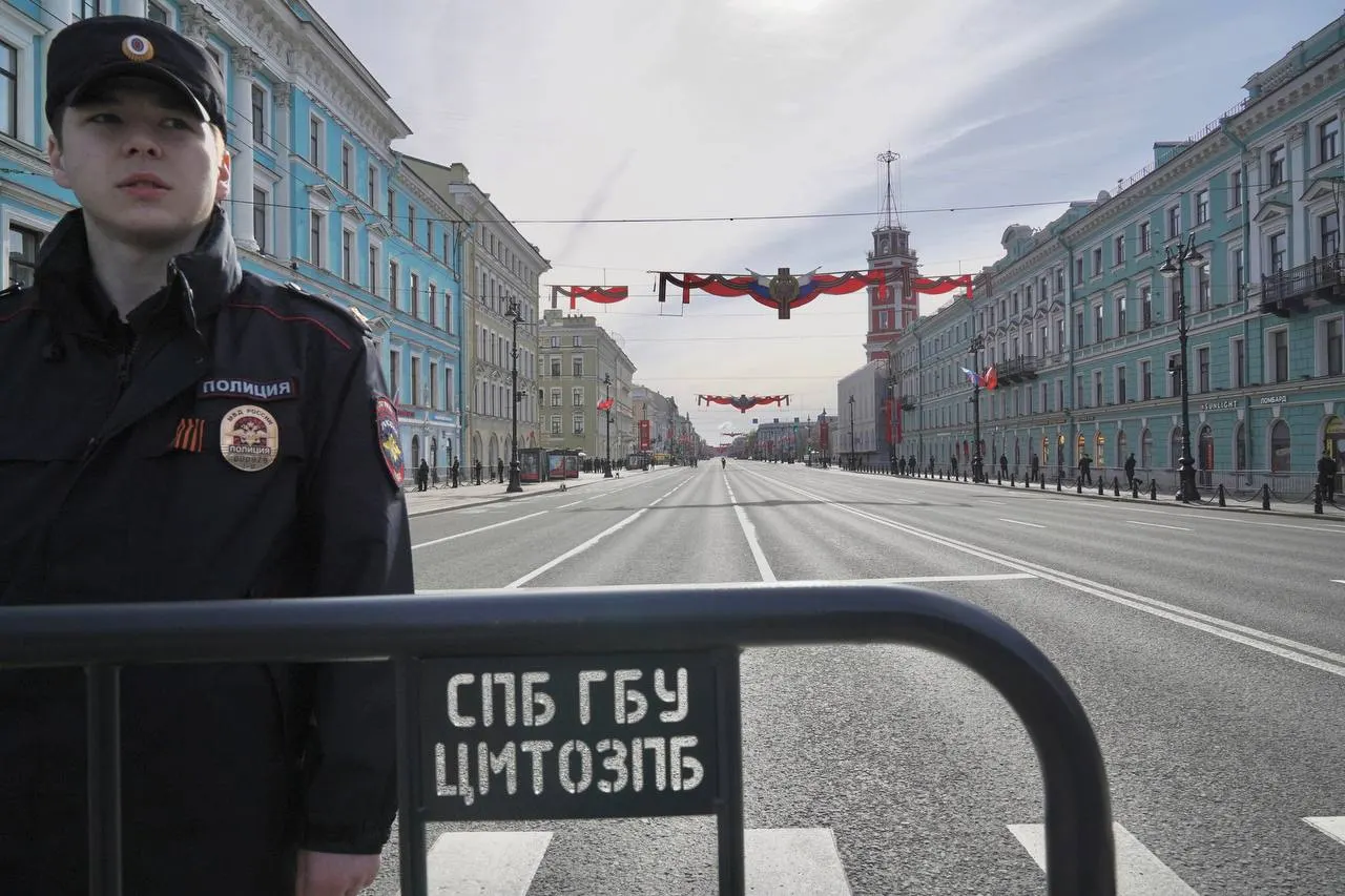 Проспект будет закрыт для всех, кроме участников шествия; до 12:00 можно пересечь улицу в нескольких местах, а жителей пустят по тротуарам в сопровождении силовиков.