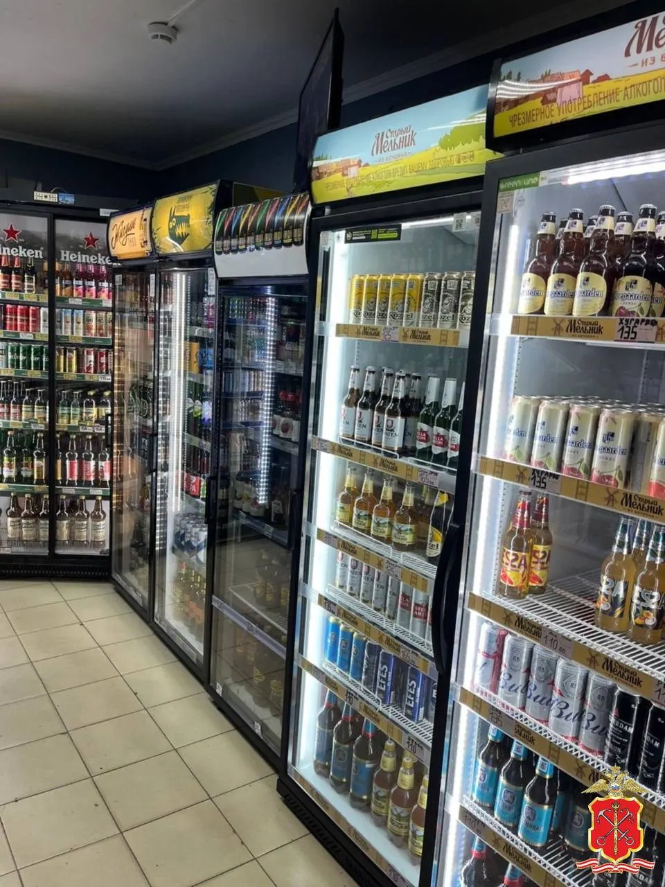 Полицейские проверили 12 магазинов и несколько баров в центральных и пригородных районах города — в одном из баров нашли продажу алкоголя без лицензии, в магазинах изъяли более 450 единиц напитков.