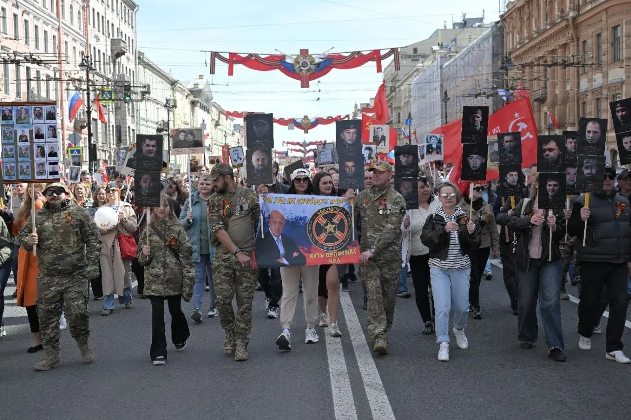 На шествии «Бессмертного полка» в Санкт-Петербурге заметили бывших бойцов ЧВК «Вагнер», которые несли плакат с фотографией Евгения Пригожина.