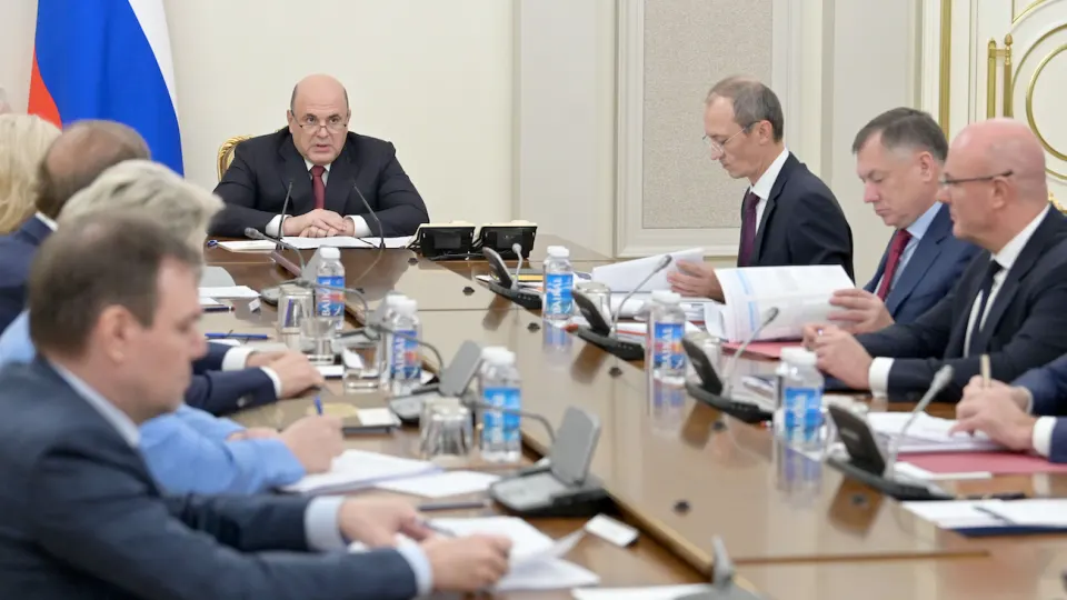 Кабинет министров согласовал меры по стабилизации внутреннего рынка нефтепродуктов: крупнейшие компании подпишут соглашения с Минэнерго и ФАС, а регулятор получит право давать обязательные рекомендации по объёмам производства, отгрузкам и экспорту. Решение принято на фоне значительного сокращения переработки после налётов беспилотников.