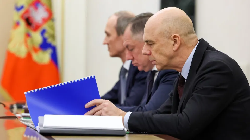 Вице‑премьер заявил, что из‑за низких цен на нефть, укрепления рубля и роста расходов властям придётся приоритизировать статьи бюджета; дефицит уже значительно превысил план, а доходы за четыре месяца снизились.