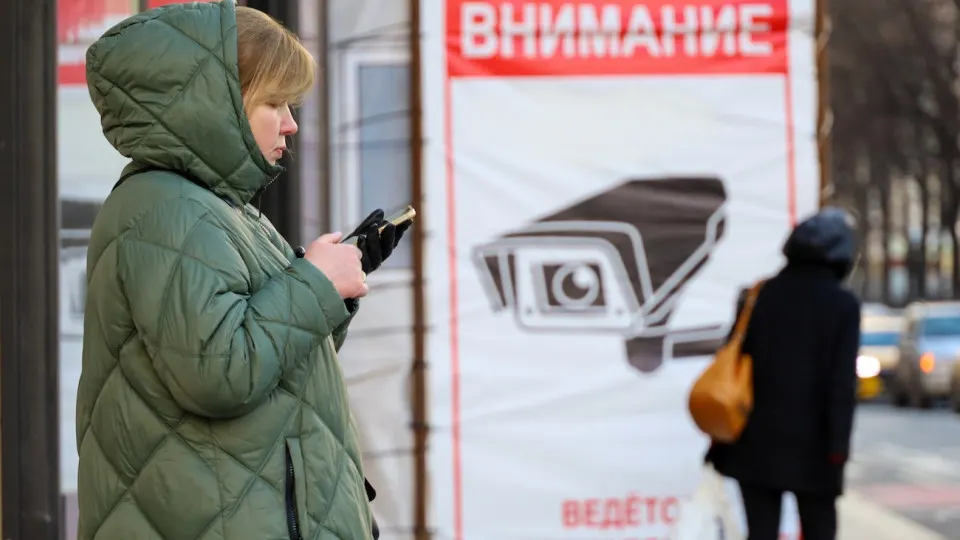 Пользователи заметили, что государственный мессенджер без согласия удаляет из чатов сообщения со ссылками на ключи для VPN; при повторной отправке аккаунт выкидывает. Это часть широкой кампании по ограничению обхода блокировок в интернете.