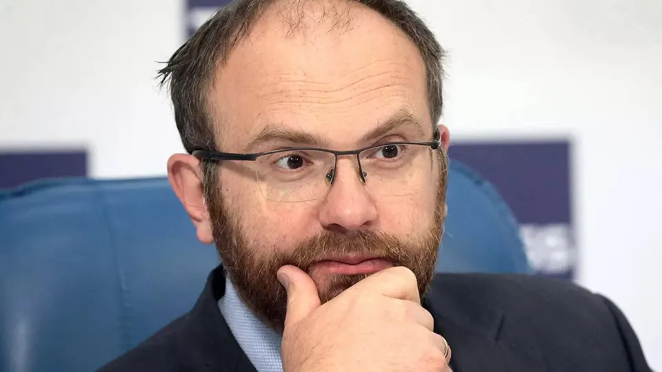 Заместитель председателя синодального отдела РПЦ призвал не паниковать из‑за цифровых отключений и напомнил о приоритете духовных ценностей. Тем временем в стране продолжаются массовые ограничения связи, а закон 2026 года даёт службам право требовать приостановки услуг у операторов.