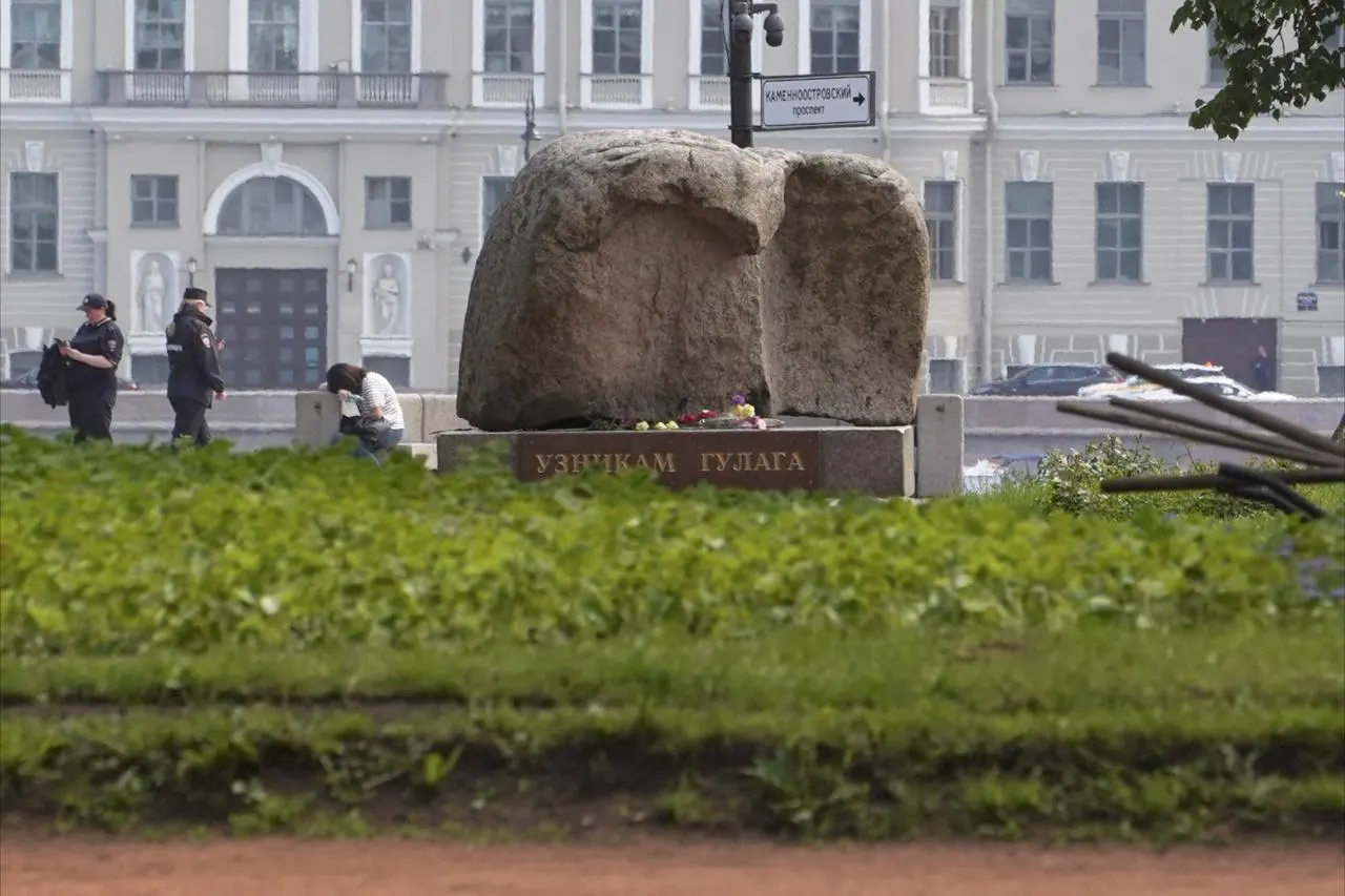 Петербуржцы принесли цветы к мемориалу у Соловецкого камня в день рождения Навального. Возле памятника дежурили полиция и сотрудники в штатском, пока сообщений о задержаниях не поступало.