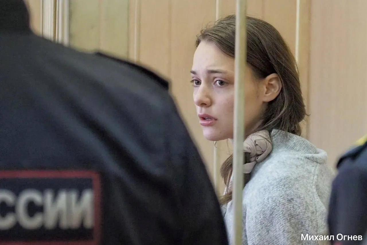 Куйбышевский районный суд признал Александру Дроздову виновной в причинении тяжкого вреда по неосторожности. Ей назначили 200 часов обязательных работ и освободили от наказания в связи с примирением с потерпевшим; экспертиза не выявила умысла.