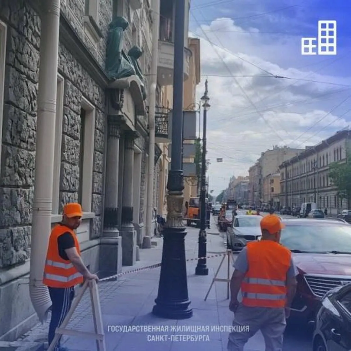 На Кирочной улице коммунальные службы отрабатывали плановую уборку и действия в случае внезапного снежного коллапса.
