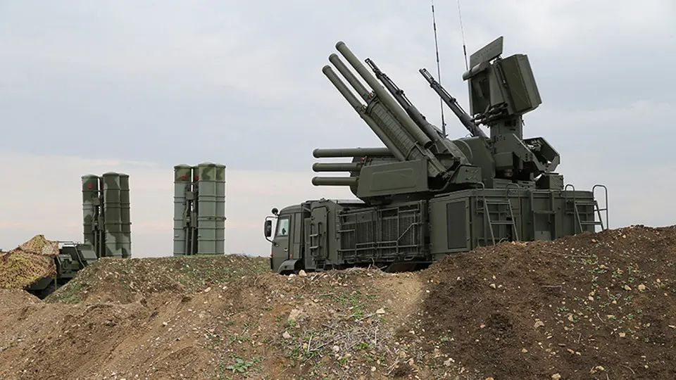 Новый российский комплекс радиоэлектронной борьбы способен заглушать сигнал Starlink на площади до 20 км². Сообщают о случаях его вывода из строя, а также о введении запретов на ввоз оборудования для зарубежных спутниковых систем.