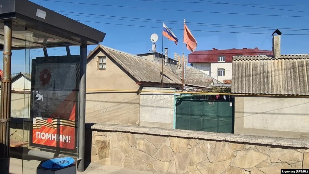 Серия атак беспилотников в Крыму и соседних регионах привела к гибели и ранениям людей, а также к повреждению зданий; власти сообщают о сотнях сбитых дронов.