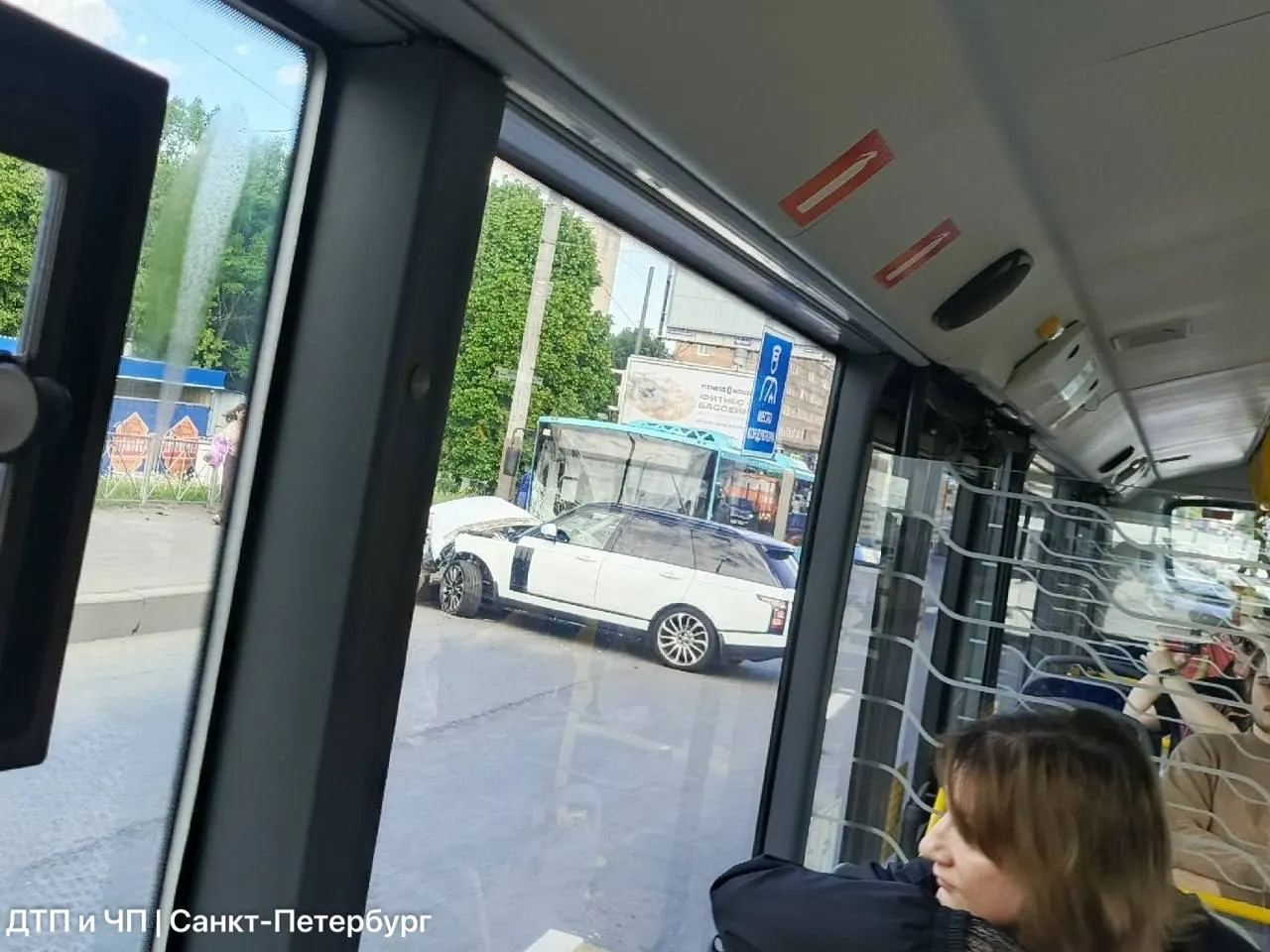 Автобус столкнулся с легковым автомобилем на Володарском мосту: у автобуса треснуло лобовое стекло, у машины — сильно повреждена передняя часть. В салоне было много пожилых людей и как минимум три ребёнка. На Октябрьской набережной и Народной улице образовались пробки, данные о пострадавших уточняются.