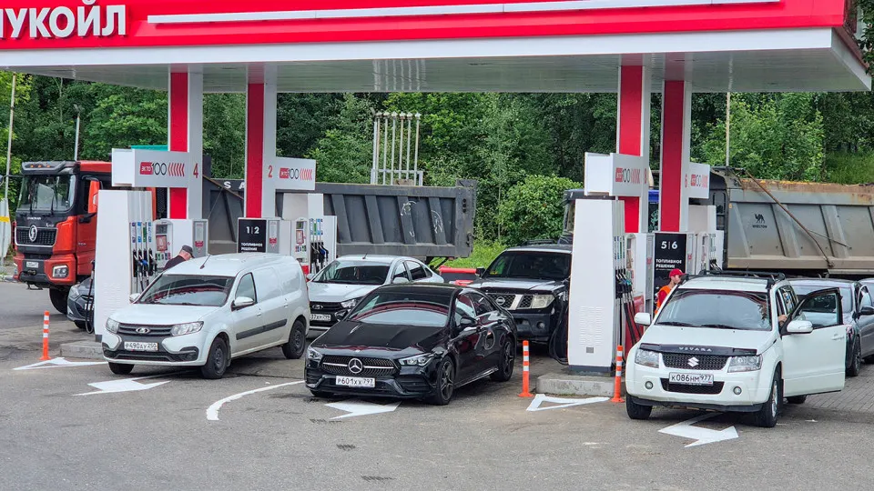 Крупные нефтекомпании ограничили отпуск бензина и дизеля на АЗС в регионе: запреты на заправку в канистры и лимиты — от нескольких десятков литров — приводят к очередям и росту тревоги среди автомобилистов.