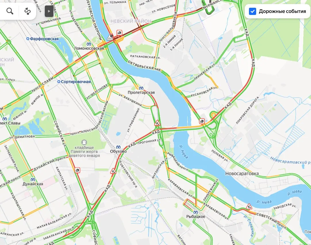 Утром на юге Кольцевой автодороги скопился затор примерно в 9 км. В начале десятого в центре города были «бордовые» пробки, сейчас основные заторы остаются у «Адмиралтейской» и «Гостиного двора», при этом общая загруженность дорог — 4 балла по «Яндексу».