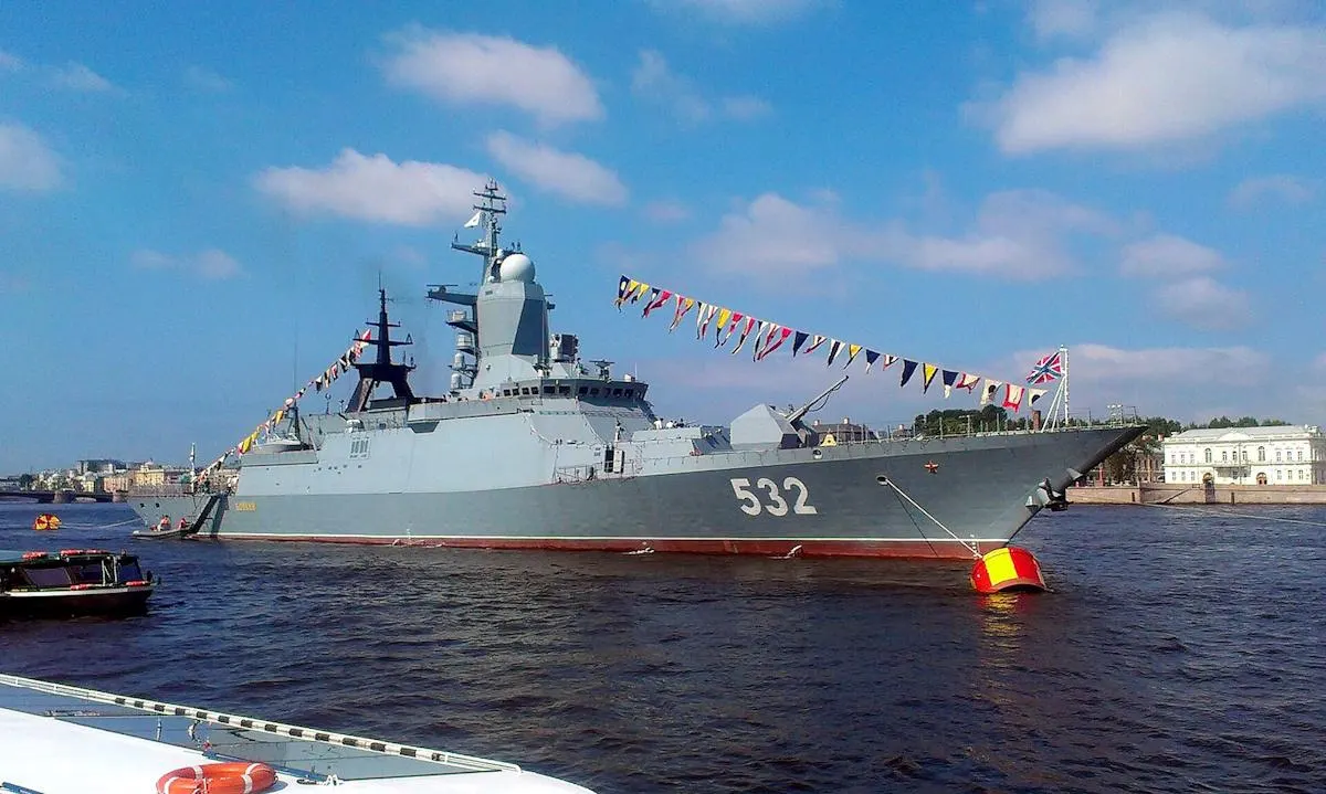Дроны поразили корвет в сухом доке Кронштадта: на борту возник пожар, на территории порта также зафиксированы возгорания на нефтяном терминале под Санкт‑Петербургом.