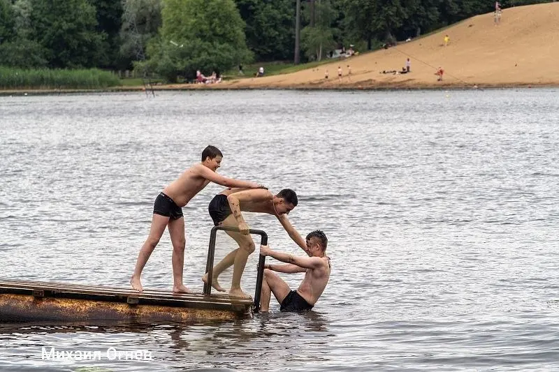 На трёх пляжах в Выборгском и Красносельском районах Санкт‑Петербурга купание признано безопасным, в Ленинградской области — восемь водоёмов прошли проверку.