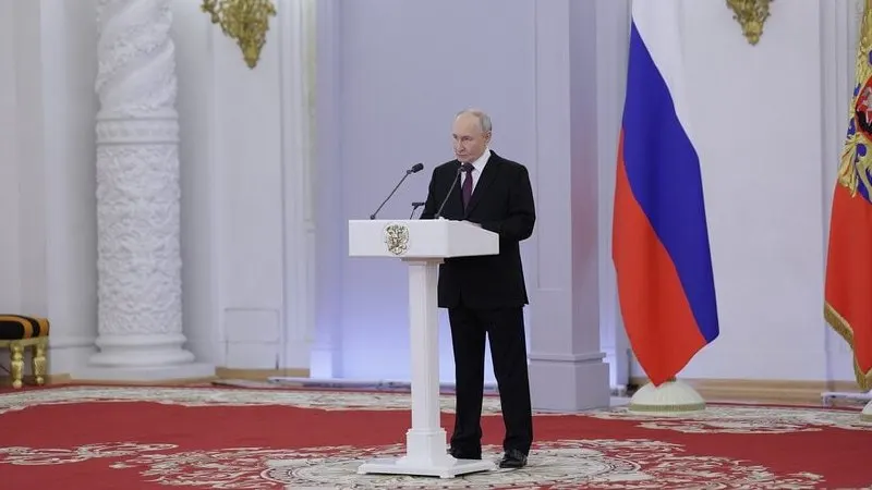 Во время выступления перед выпускниками военных вузов президент обвинил Украину и страны Запада в использовании дронов для подрыва доверия к действиям российских вооружённых сил.