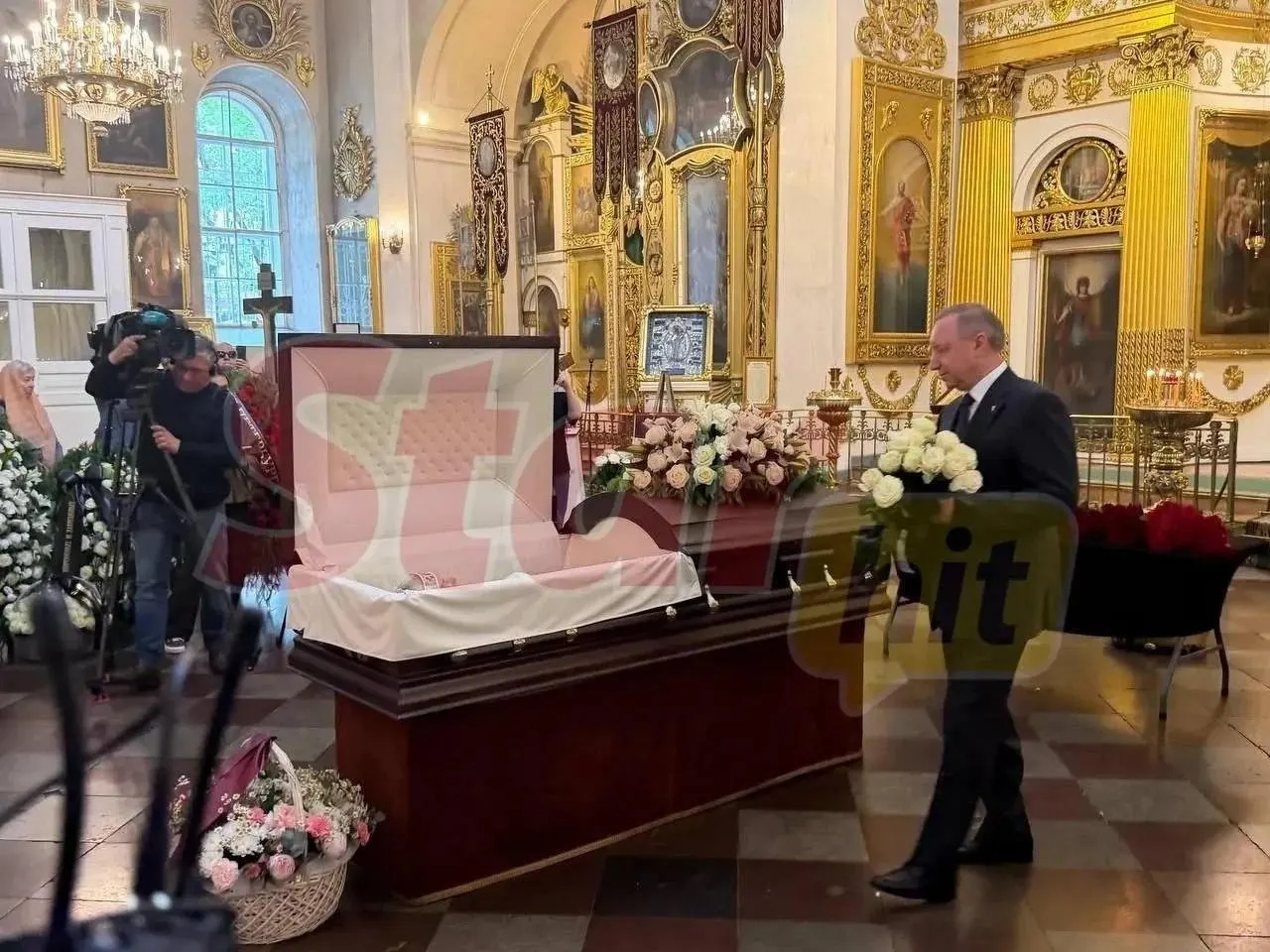 На церемонии прощания с народной артисткой СССР Людмилой Чурсиной присутствовали представители власти — венок от президента и губернатор Санкт‑Петербурга Александр Беглов с букетом. В честь актрисы пообещали назвать сквер в Сестрорецке.