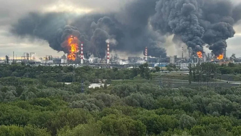 По данным информированных источников, удары по нефтеперерабатывающим заводам и военным объектам в глубине России осуществляются при помощи разведданных США. Это уже привело к сокращению переработки и росту ограничений на продажу топлива в регионах.
