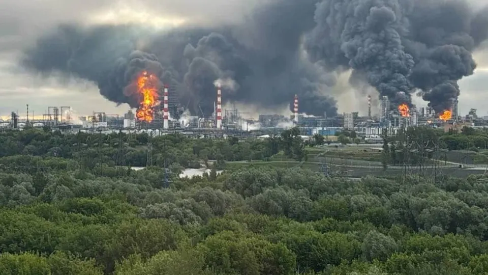 Утром 18 июня в результате налёта беспилотников пострадали нефтеперерабатывающий завод в Москве и ряд объектов в Подмосковье; в Ростовской области есть погибший и раненые. Власти ликвидируют последствия, эксперты говорят о серьёзном ударе по переработке нефти в стране.