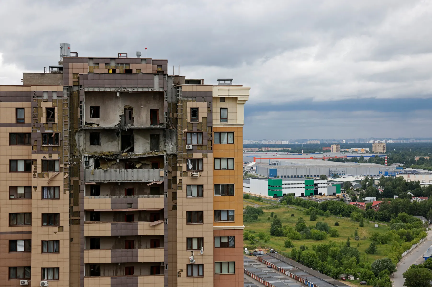 В результате масштабной атаки беспилотников на Москву и Подмосковье 18 июня погиб ребёнок, повреждены жилые дома и объекты инфраструктуры. Власти проводят ликвидацию последствий и оказывают помощь пострадавшим.