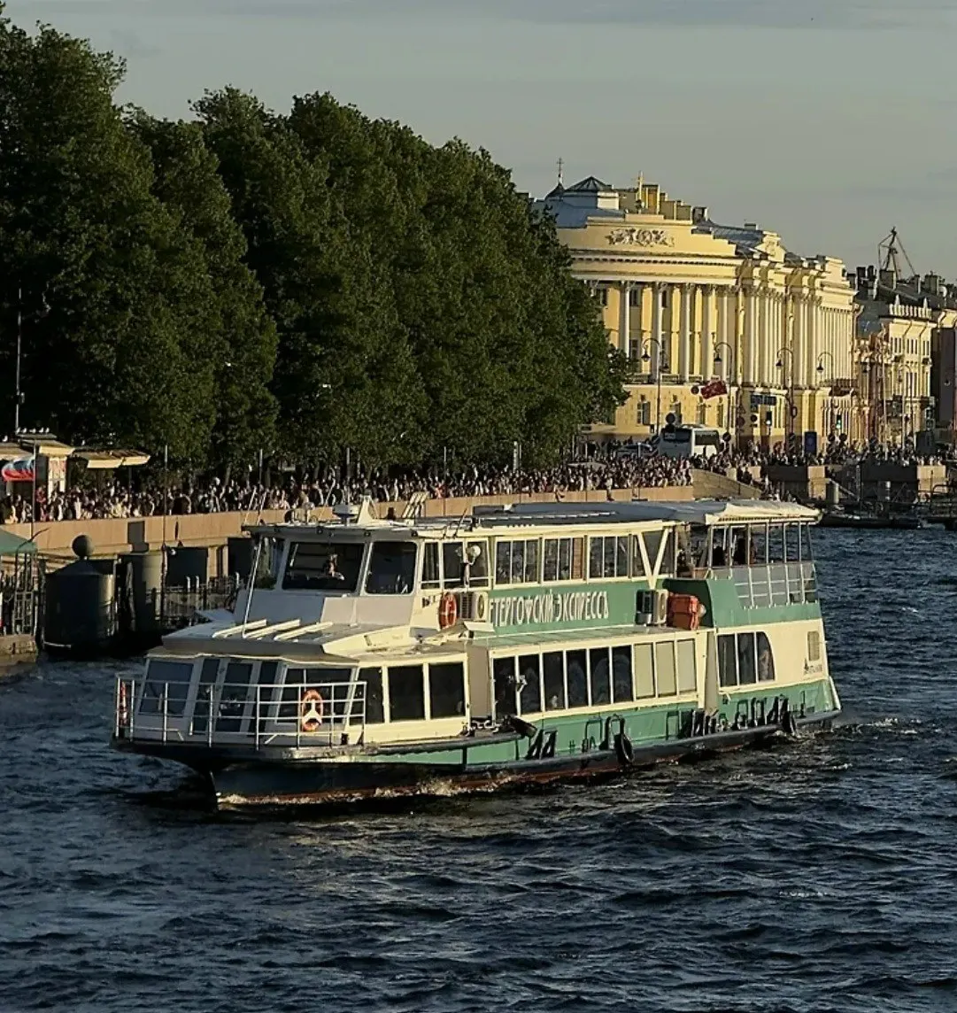 Маршрут соединяет Санкт‑Петербург и Петергоф, время в пути — 1 час 40 минут. На борту работает ресторан, судно оборудовано по современным стандартам безопасности, на рейсах дежурят профессиональные экипажи.