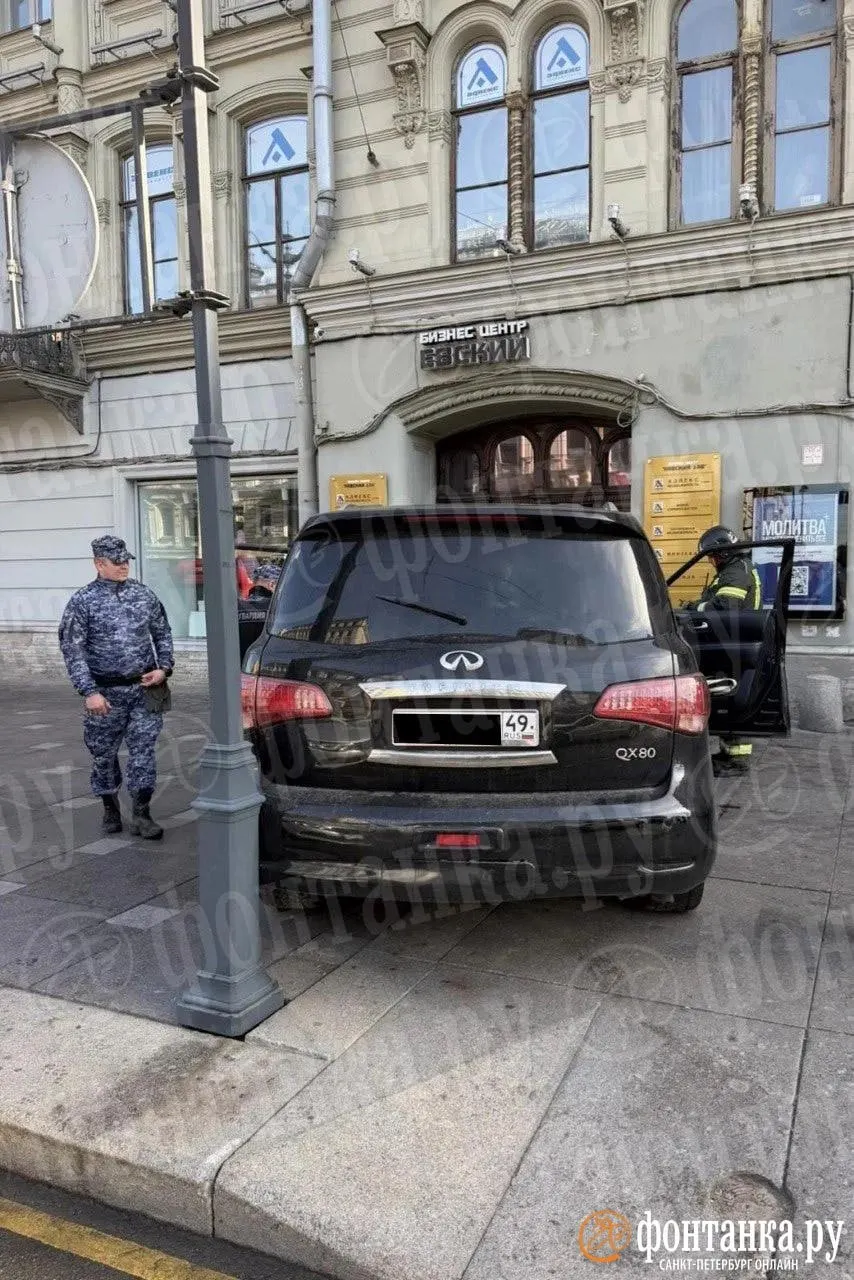 Рано утром водитель «Infiniti», по предварительным данным, на большой скорости не справился с управлением при повороте с улицы Марата на Невский проспект и врезался в жилой дом. Попытка водителя скрыться закончилась задержанием; пассажир получил травму головы.