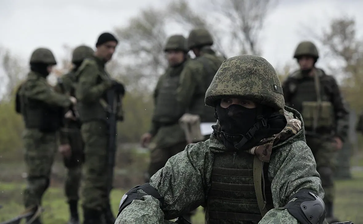 Собеседники из числа чиновников, военных и аналитиков предупреждают, что без мобилизации экономических, людских и промышленных ресурсов Россия не сможет переломить ход боевых действий.