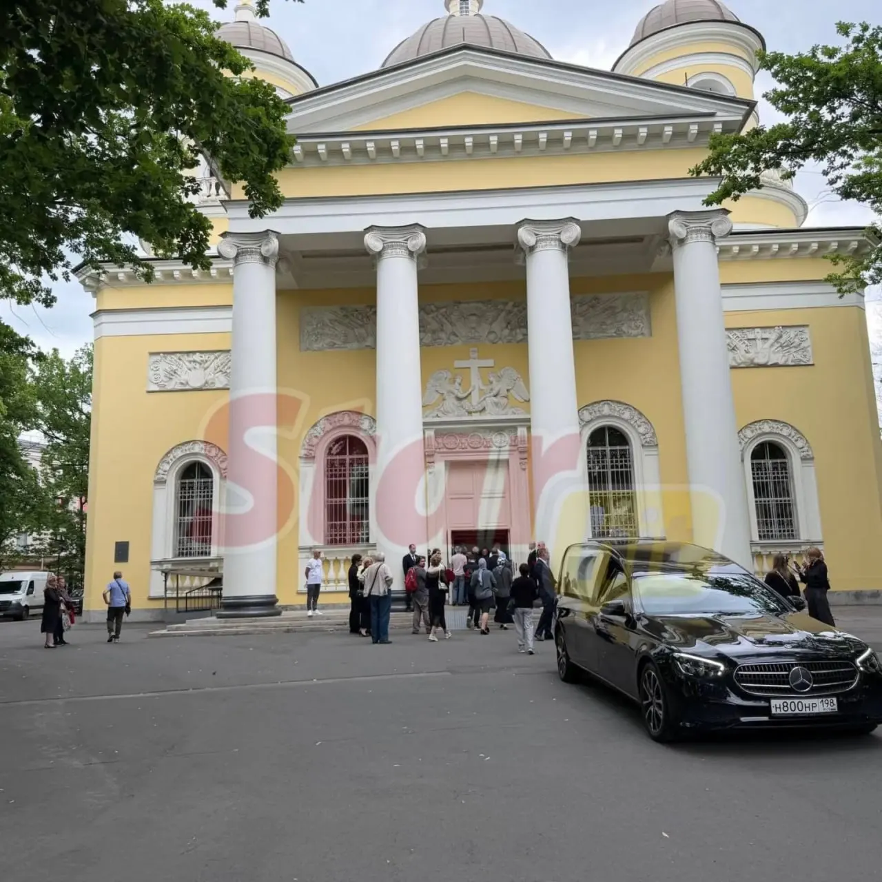 Народную артистку СССР провожают в Санкт-Петербурге: прощание в Спасо‑Преображенском соборе, похоронят на Сестрорецком кладбище. Губернатор сообщил о решении назвать в её честь сквер в Сестрорецке.